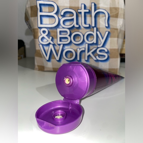 Bath and Body Works Dark Kiss Body Cream Lotion (2 - 8oz’s) 24 Hour Moisturizer - Picture 8 of 12